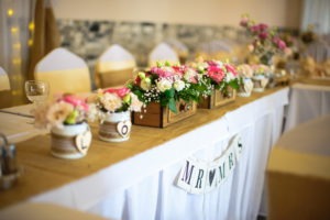esküvő, dekoráció, főasztal, virágok, vintage, lovas esküvő